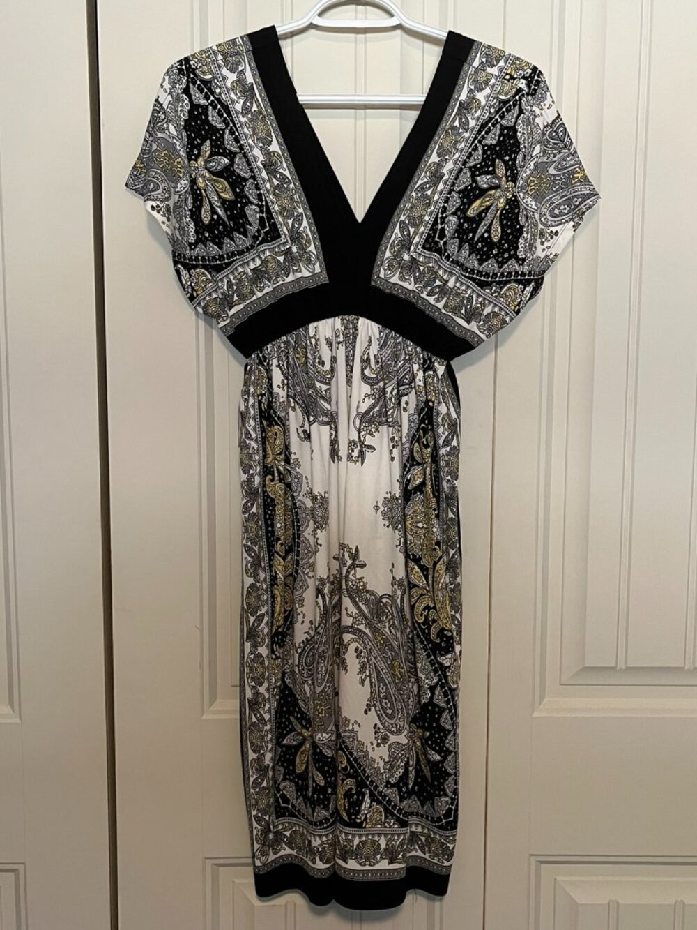 Jolie Paisley Print V-Neck Dress Black Cream Gold Size 4